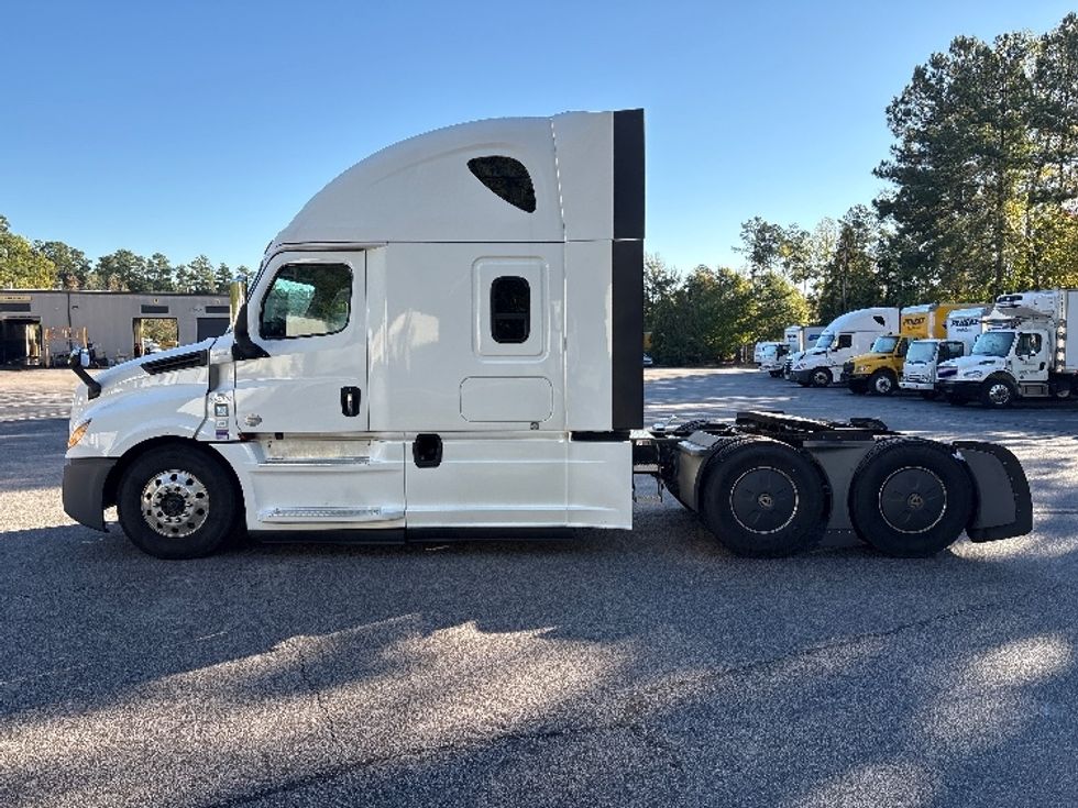 Sleeper Tractor-Heavy Duty Tractors-Freightliner-2020-T12664ST-Goldsboro-NC-793,004\n\t\tmiles-$ 37,750 - Image 4