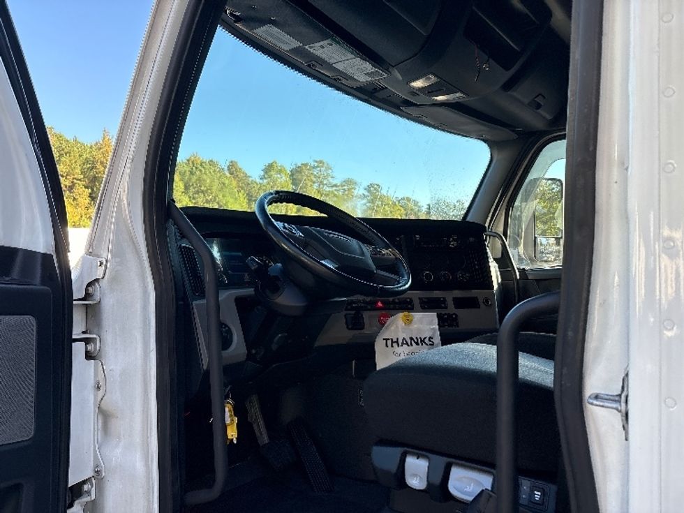 Sleeper Tractor-Heavy Duty Tractors-Freightliner-2020-T12664ST-Goldsboro-NC-793,004\n\t\tmiles-$ 37,750 - Image 9