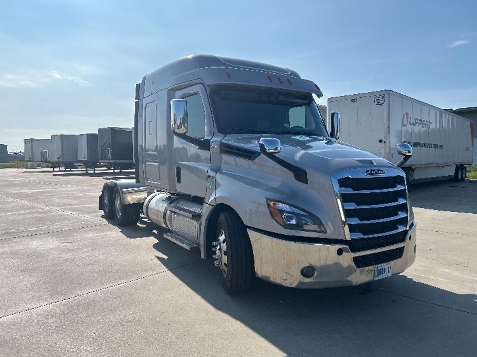 Sleeper Tractor-Heavy Duty Tractors-Freightliner-2020-T12664ST-Goshen-IN-409,438\n\t\tmiles-$ 66,750 - Image 1