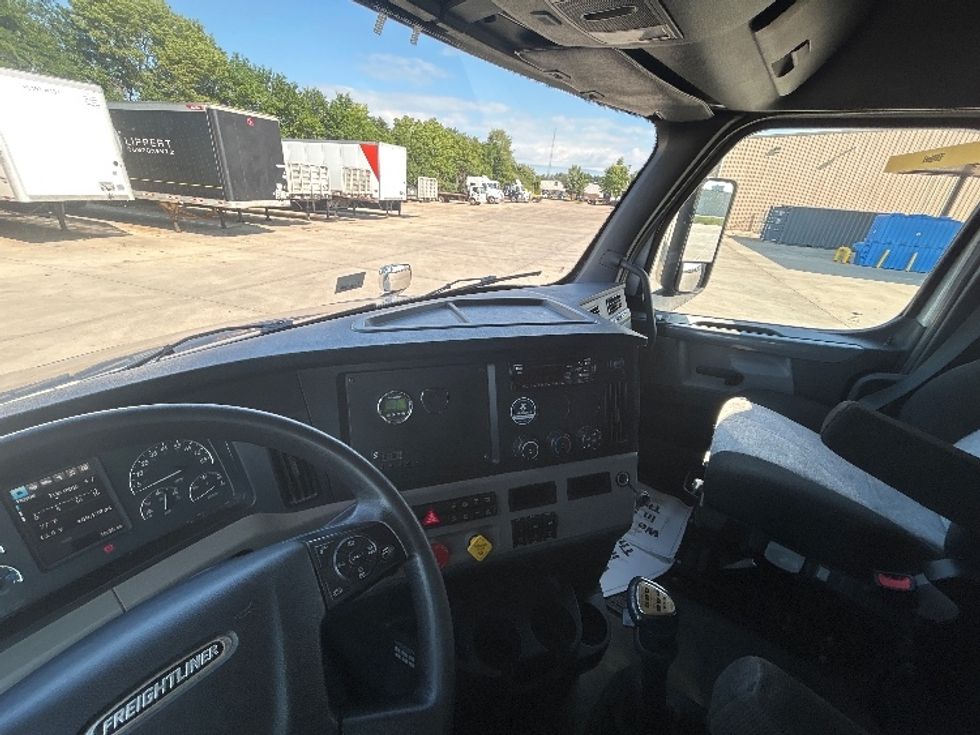 Sleeper Tractor-Heavy Duty Tractors-Freightliner-2020-T12664ST-Goshen-IN-409,438\n\t\tmiles-$ 66,750 - Image 10