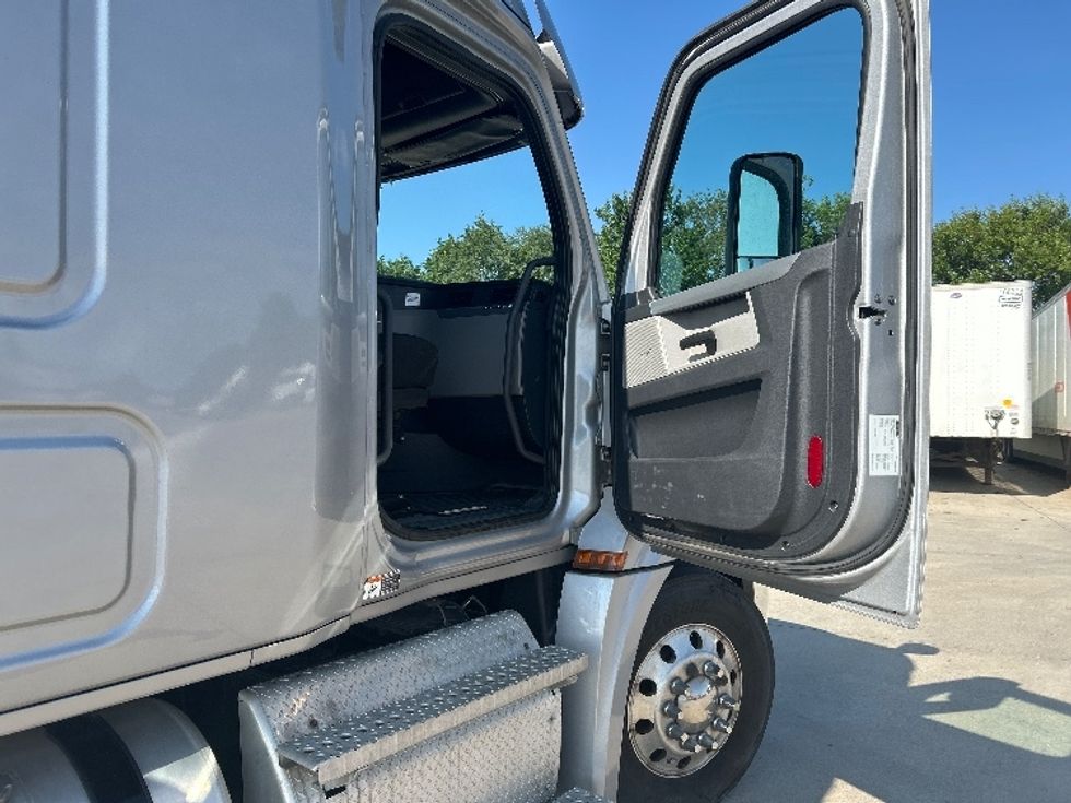 Sleeper Tractor-Heavy Duty Tractors-Freightliner-2020-T12664ST-Goshen-IN-409,438\n\t\tmiles-$ 66,750 - Image 13