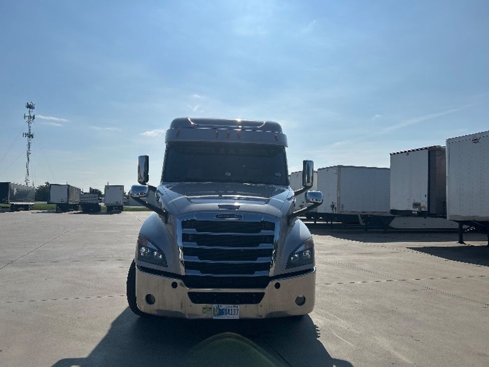 Sleeper Tractor-Heavy Duty Tractors-Freightliner-2020-T12664ST-Goshen-IN-409,438\n\t\tmiles-$ 66,750 - Image 2