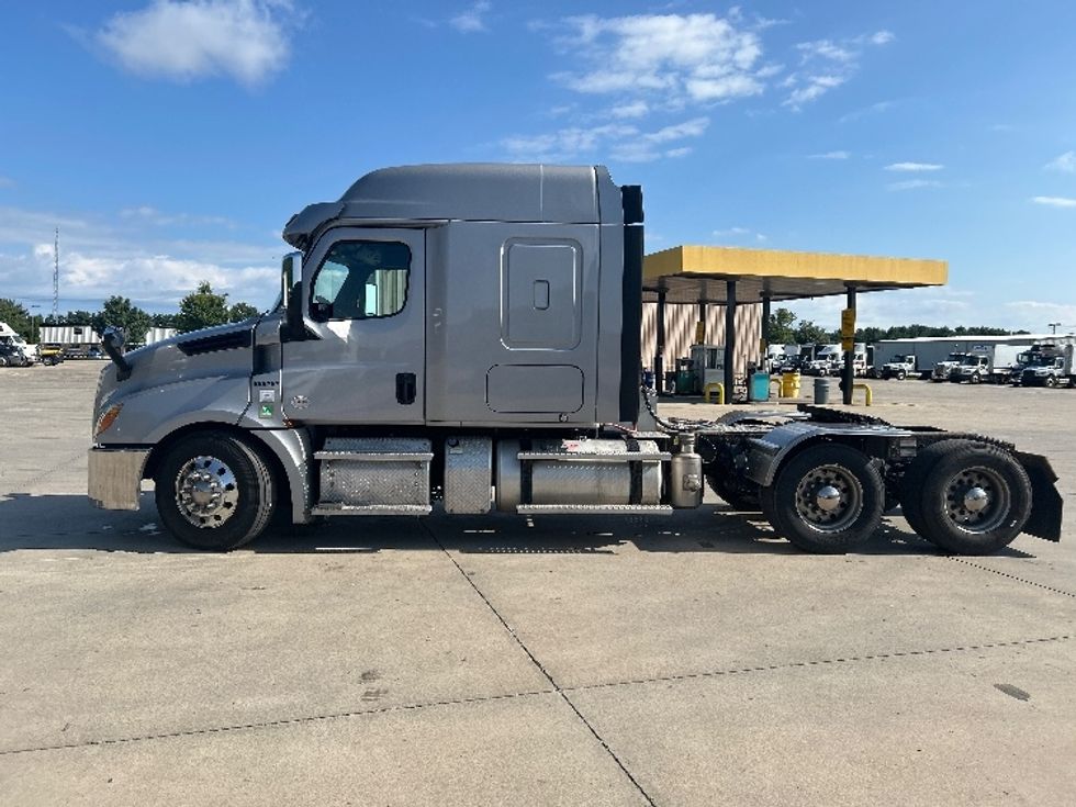 Sleeper Tractor-Heavy Duty Tractors-Freightliner-2020-T12664ST-Goshen-IN-409,438\n\t\tmiles-$ 66,750 - Image 4