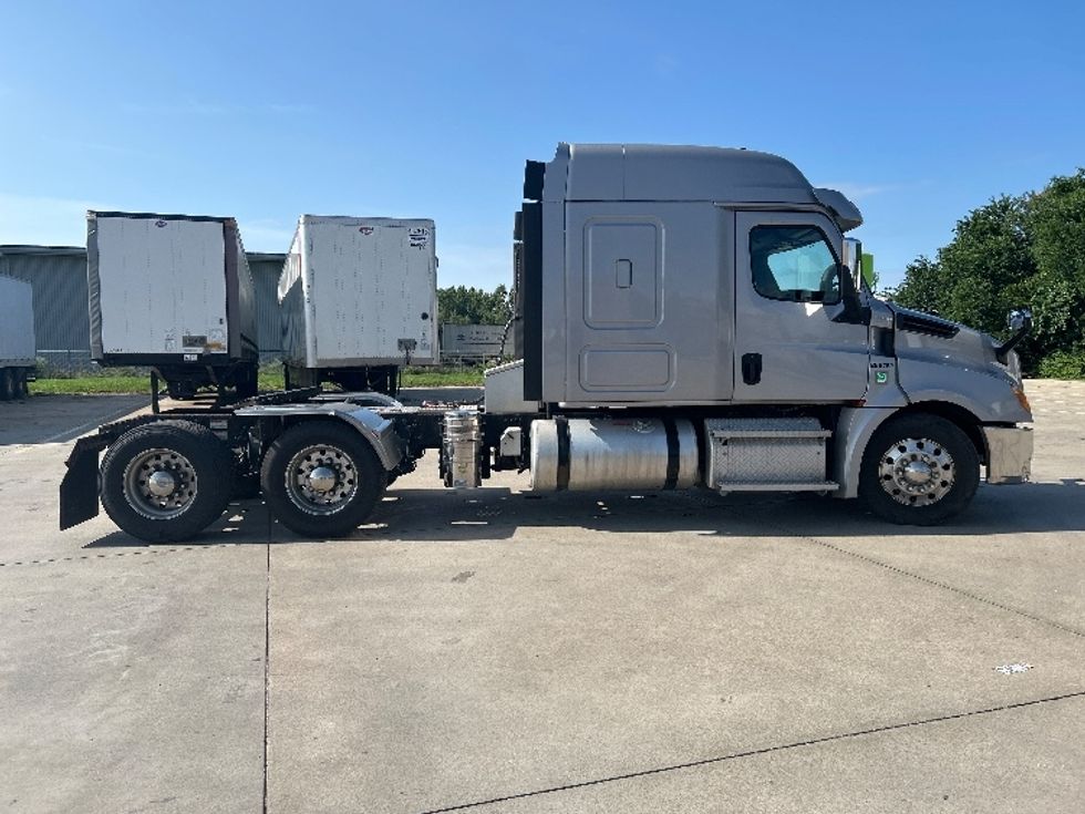 Sleeper Tractor-Heavy Duty Tractors-Freightliner-2020-T12664ST-Goshen-IN-409,438\n\t\tmiles-$ 66,750 - Image 8