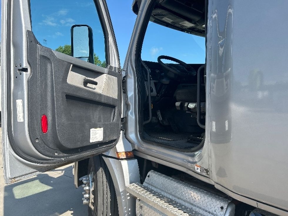 Sleeper Tractor-Heavy Duty Tractors-Freightliner-2020-T12664ST-Goshen-IN-409,438\n\t\tmiles-$ 66,750 - Image 9