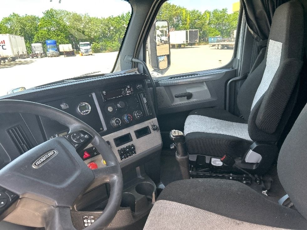 Sleeper Tractor-Heavy Duty Tractors-Freightliner-2020-T12664ST-Goshen-IN-435,070\n\t\tmiles-$ 60,000 - Image 10