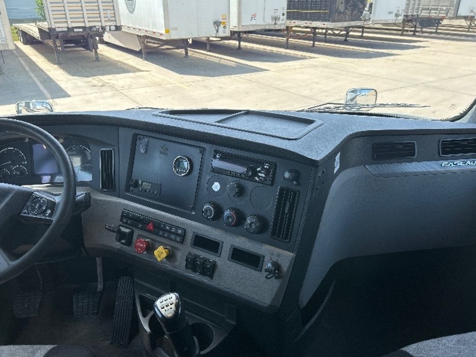 Sleeper Tractor-Heavy Duty Tractors-Freightliner-2020-T12664ST-Goshen-IN-435,070\n\t\tmiles-$ 60,000 - Image 12