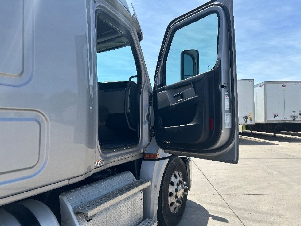 Sleeper Tractor-Heavy Duty Tractors-Freightliner-2020-T12664ST-Goshen-IN-435,070\n\t\tmiles-$ 60,000 - Image 13