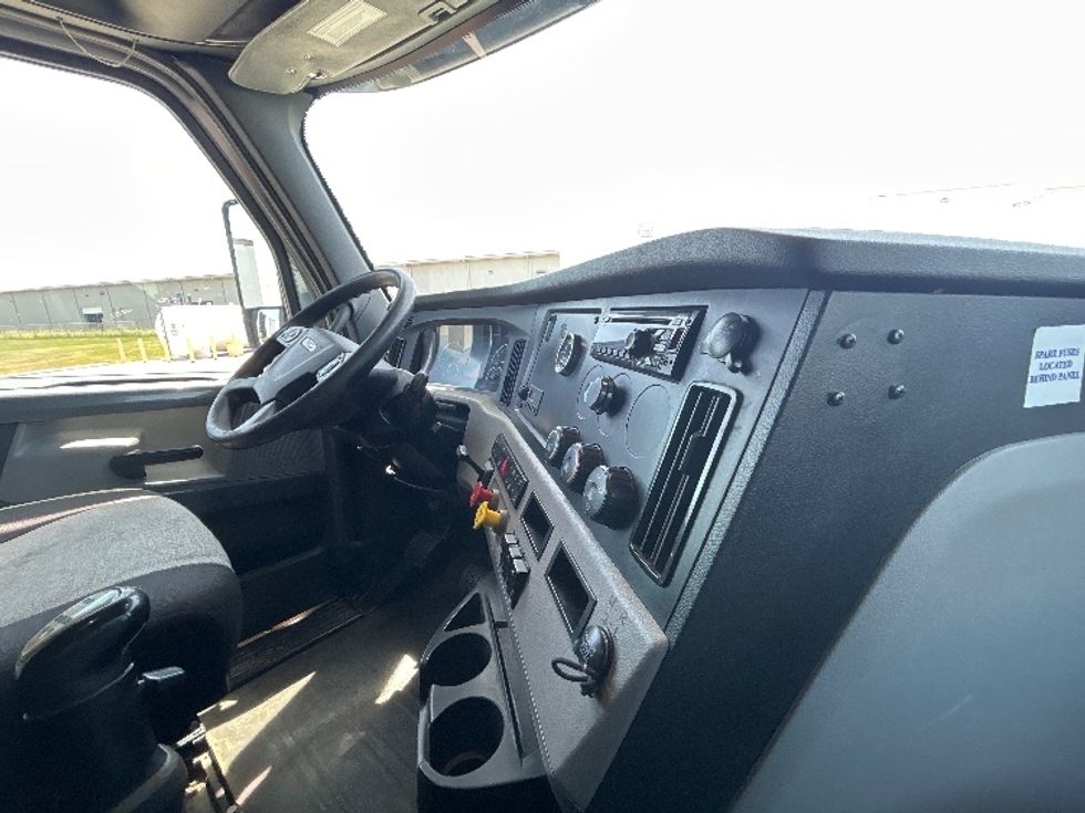 Sleeper Tractor-Heavy Duty Tractors-Freightliner-2020-T12664ST-Goshen-IN-435,070\n\t\tmiles-$ 60,000 - Image 15