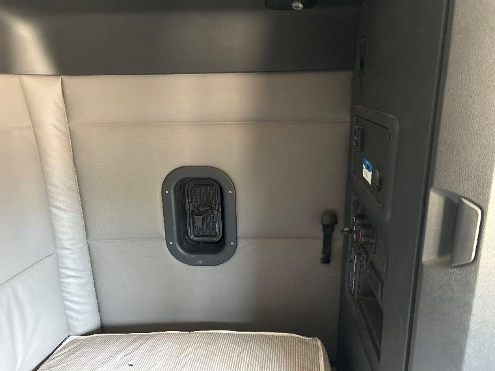 Sleeper Tractor-Heavy Duty Tractors-Freightliner-2020-T12664ST-Goshen-IN-435,070\n\t\tmiles-$ 60,000 - Image 18