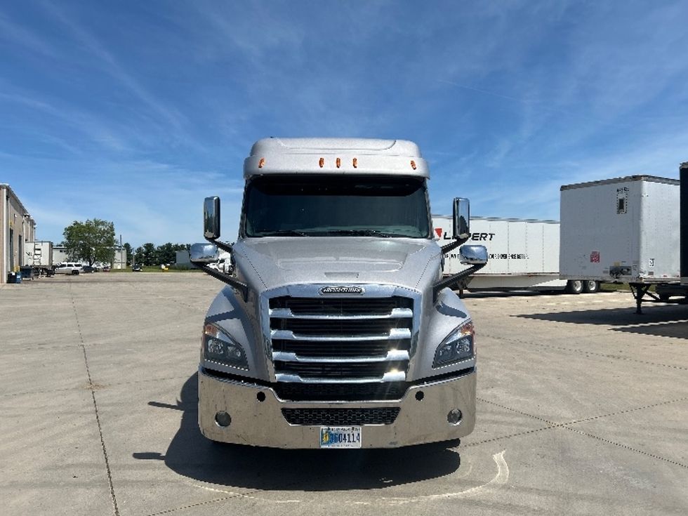 Sleeper Tractor-Heavy Duty Tractors-Freightliner-2020-T12664ST-Goshen-IN-435,070\n\t\tmiles-$ 60,000 - Image 2