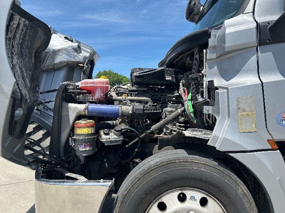Sleeper Tractor-Heavy Duty Tractors-Freightliner-2020-T12664ST-Goshen-IN-435,070\n\t\tmiles-$ 60,000 - Image 21