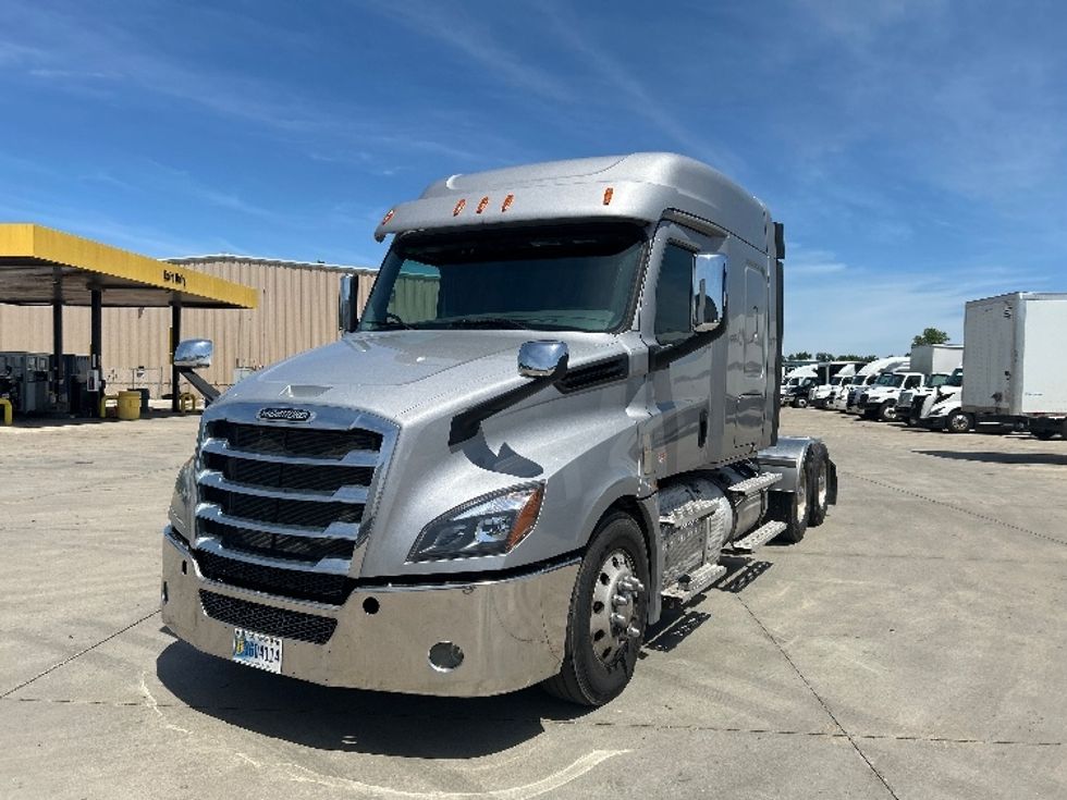 Sleeper Tractor-Heavy Duty Tractors-Freightliner-2020-T12664ST-Goshen-IN-435,070\n\t\tmiles-$ 60,000 - Image 3