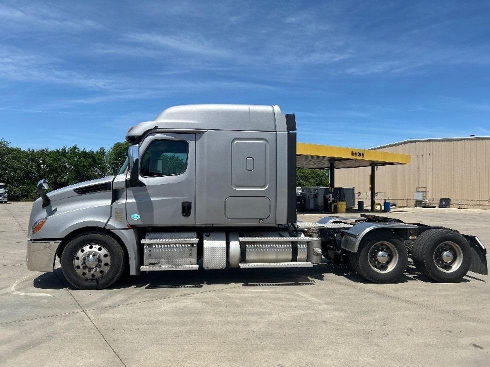 Sleeper Tractor-Heavy Duty Tractors-Freightliner-2020-T12664ST-Goshen-IN-435,070\n\t\tmiles-$ 60,000 - Image 4