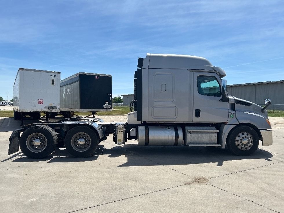Sleeper Tractor-Heavy Duty Tractors-Freightliner-2020-T12664ST-Goshen-IN-435,070\n\t\tmiles-$ 60,000 - Image 8