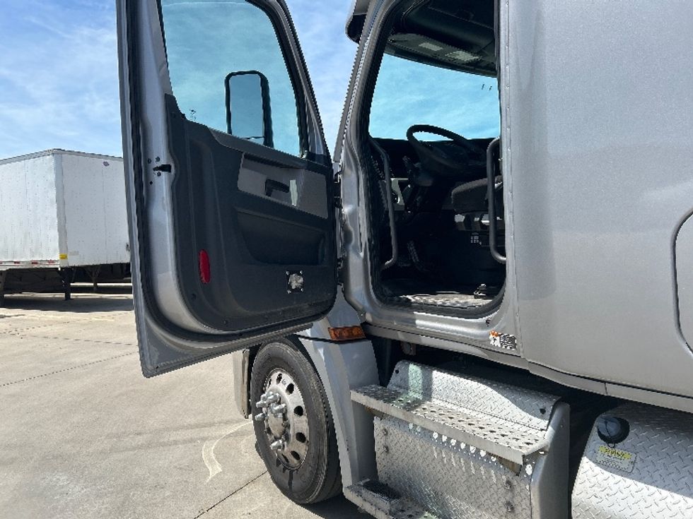 Sleeper Tractor-Heavy Duty Tractors-Freightliner-2020-T12664ST-Goshen-IN-435,070\n\t\tmiles-$ 60,000 - Image 9