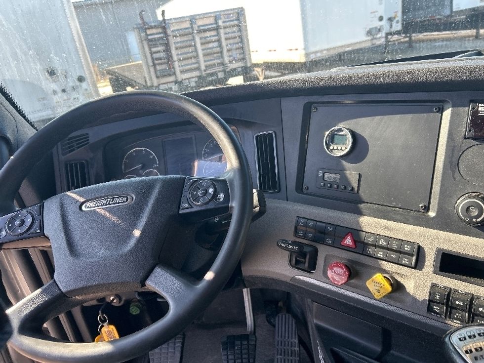 Sleeper Tractor-Heavy Duty Tractors-Freightliner-2020-T12664ST-Goshen-IN-465,147\n\t\tmiles-$ 52,750 - Image 11