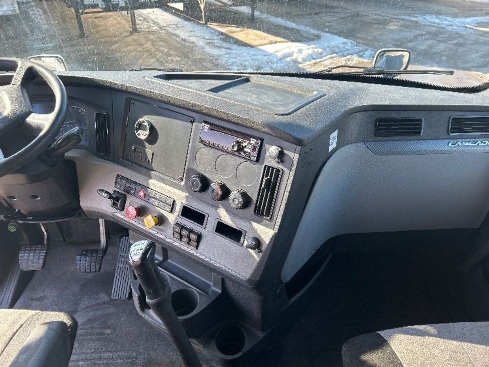 Sleeper Tractor-Heavy Duty Tractors-Freightliner-2020-T12664ST-Goshen-IN-465,147\n\t\tmiles-$ 52,750 - Image 12