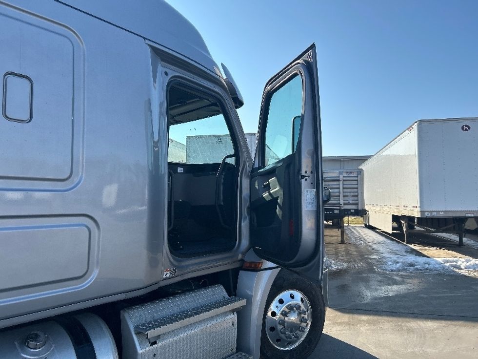 Sleeper Tractor-Heavy Duty Tractors-Freightliner-2020-T12664ST-Goshen-IN-465,147\n\t\tmiles-$ 52,750 - Image 13