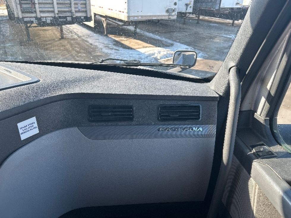 Sleeper Tractor-Heavy Duty Tractors-Freightliner-2020-T12664ST-Goshen-IN-465,147\n\t\tmiles-$ 52,750 - Image 14