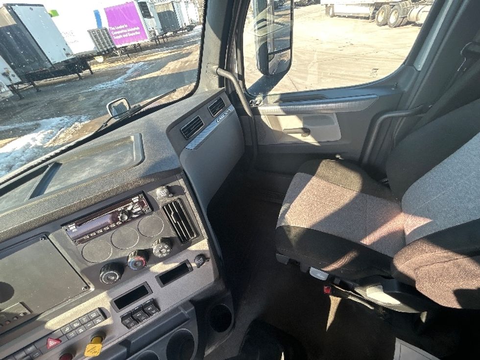 Sleeper Tractor-Heavy Duty Tractors-Freightliner-2020-T12664ST-Goshen-IN-465,147\n\t\tmiles-$ 52,750 - Image 15