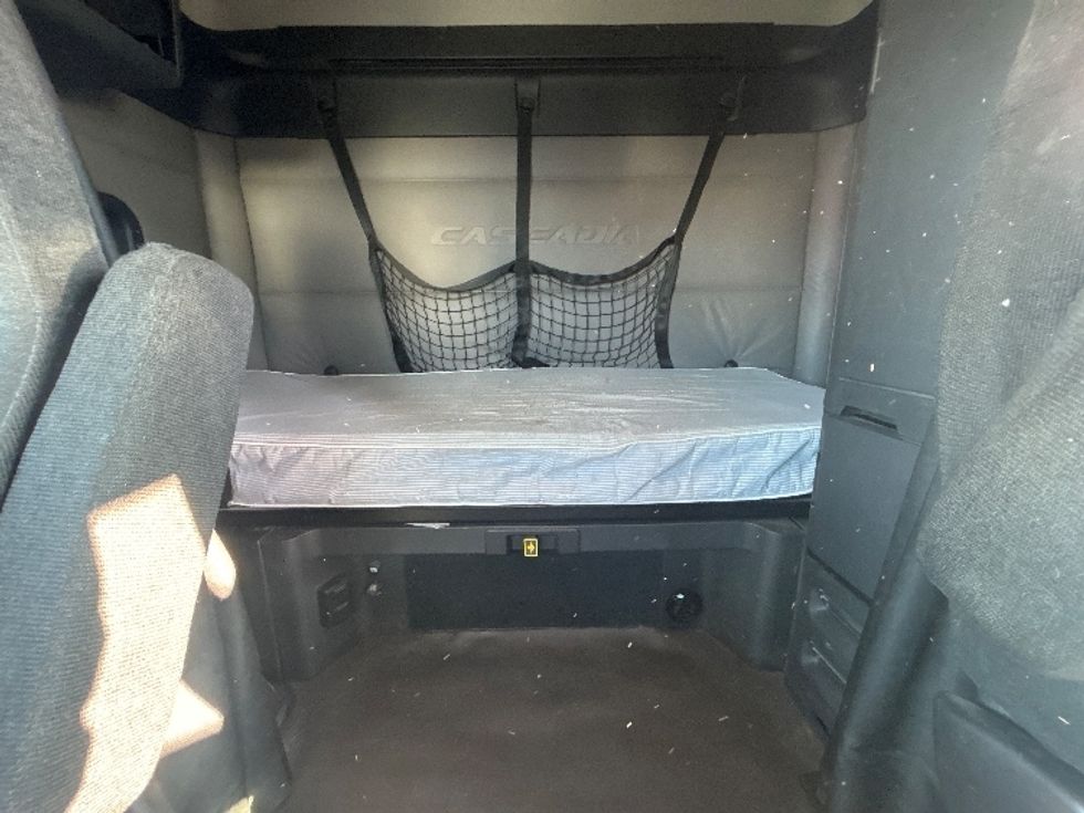 Sleeper Tractor-Heavy Duty Tractors-Freightliner-2020-T12664ST-Goshen-IN-465,147\n\t\tmiles-$ 52,750 - Image 16