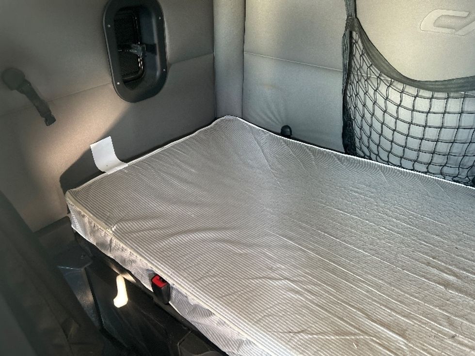 Sleeper Tractor-Heavy Duty Tractors-Freightliner-2020-T12664ST-Goshen-IN-465,147\n\t\tmiles-$ 52,750 - Image 17