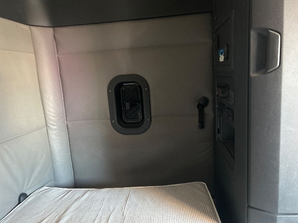 Sleeper Tractor-Heavy Duty Tractors-Freightliner-2020-T12664ST-Goshen-IN-465,147\n\t\tmiles-$ 52,750 - Image 18