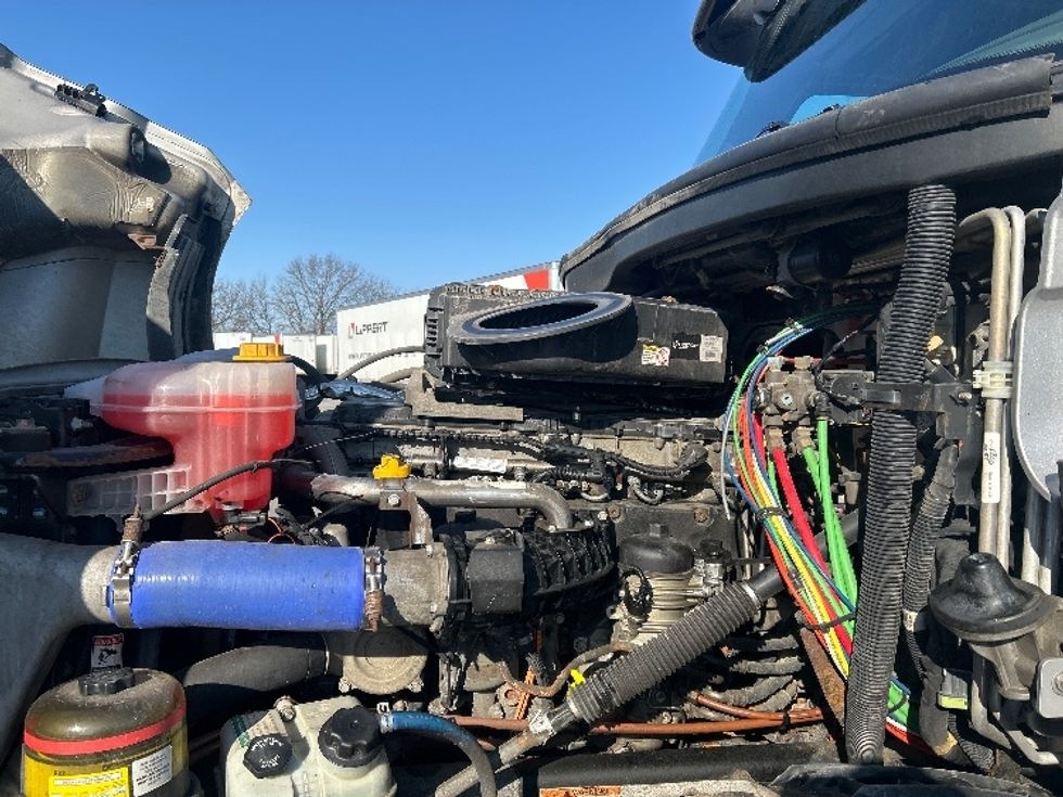 Sleeper Tractor-Heavy Duty Tractors-Freightliner-2020-T12664ST-Goshen-IN-465,147\n\t\tmiles-$ 52,750 - Image 21