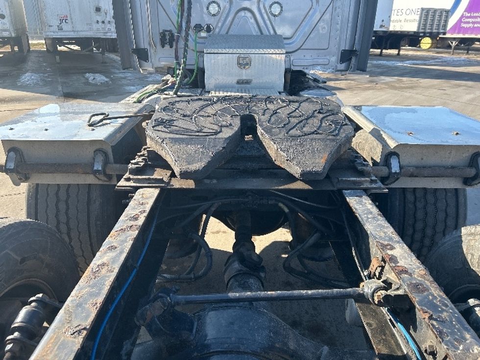 Sleeper Tractor-Heavy Duty Tractors-Freightliner-2020-T12664ST-Goshen-IN-465,147\n\t\tmiles-$ 52,750 - Image 6