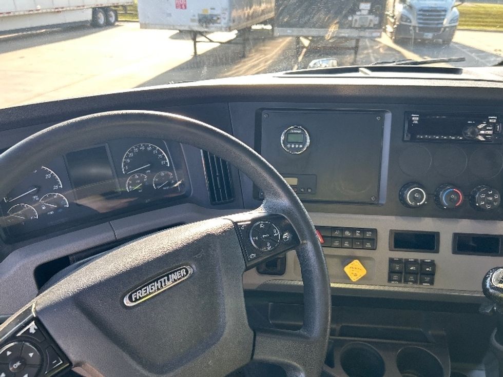 Sleeper Tractor-Heavy Duty Tractors-Freightliner-2020-T12664ST-Goshen-IN-486,249\n\t\tmiles-$ 57,000 - Image 11