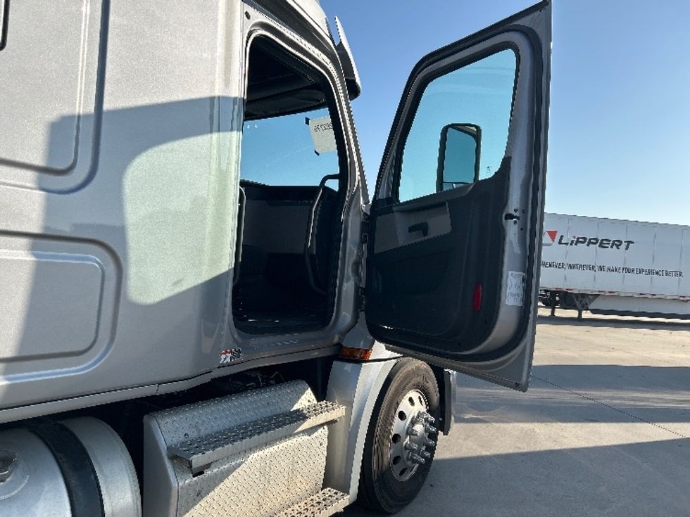 Sleeper Tractor-Heavy Duty Tractors-Freightliner-2020-T12664ST-Goshen-IN-486,249\n\t\tmiles-$ 57,000 - Image 13