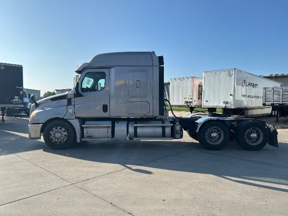 Sleeper Tractor-Heavy Duty Tractors-Freightliner-2020-T12664ST-Goshen-IN-486,249\n\t\tmiles-$ 57,000 - Image 4