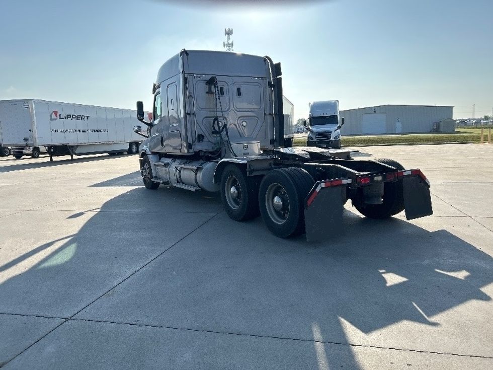 Sleeper Tractor-Heavy Duty Tractors-Freightliner-2020-T12664ST-Goshen-IN-486,249\n\t\tmiles-$ 57,000 - Image 5