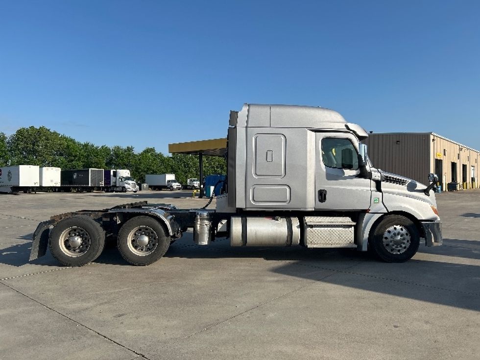 Sleeper Tractor-Heavy Duty Tractors-Freightliner-2020-T12664ST-Goshen-IN-486,249\n\t\tmiles-$ 57,000 - Image 8