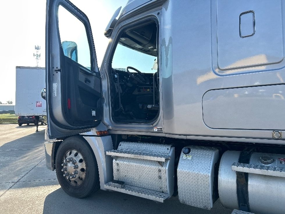 Sleeper Tractor-Heavy Duty Tractors-Freightliner-2020-T12664ST-Goshen-IN-486,249\n\t\tmiles-$ 57,000 - Image 9