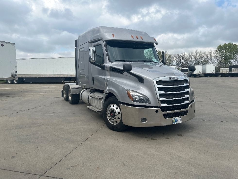Sleeper Tractor-Heavy Duty Tractors-Freightliner-2020-T12664ST-Goshen-IN-521,703\n\t\tmiles-$ 51,250 - Image 1