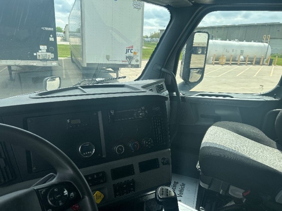 Sleeper Tractor-Heavy Duty Tractors-Freightliner-2020-T12664ST-Goshen-IN-521,703\n\t\tmiles-$ 51,250 - Image 10
