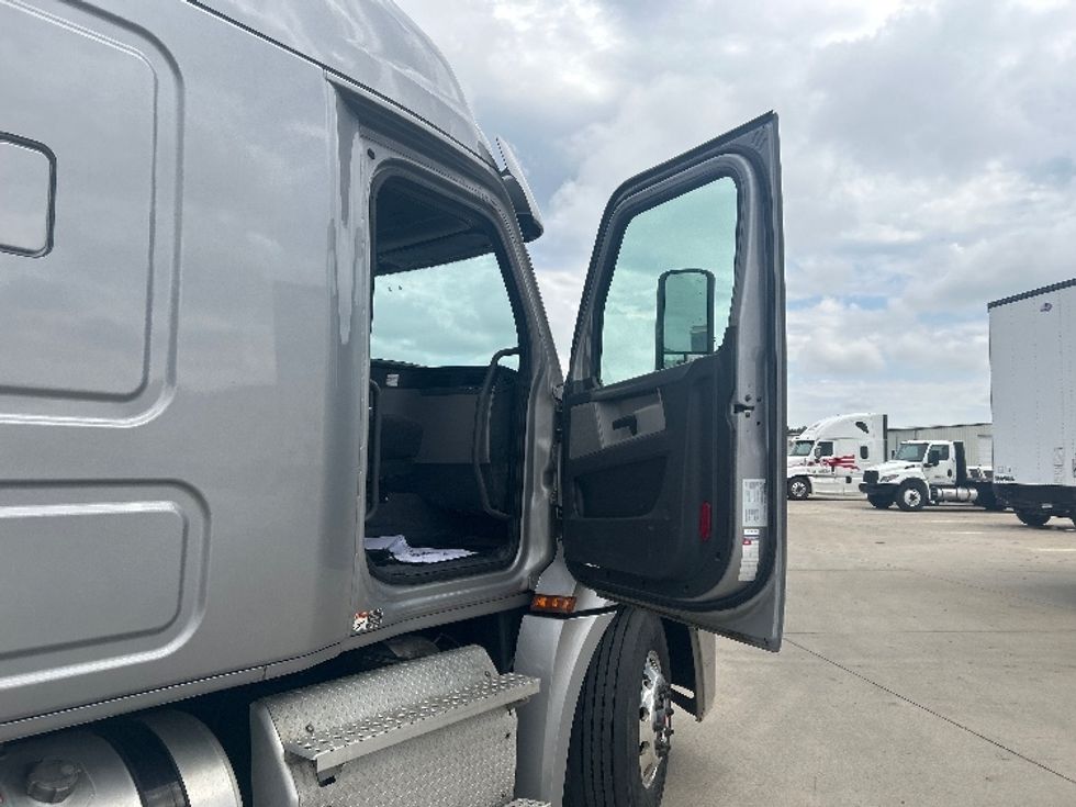 Sleeper Tractor-Heavy Duty Tractors-Freightliner-2020-T12664ST-Goshen-IN-521,703\n\t\tmiles-$ 51,250 - Image 13