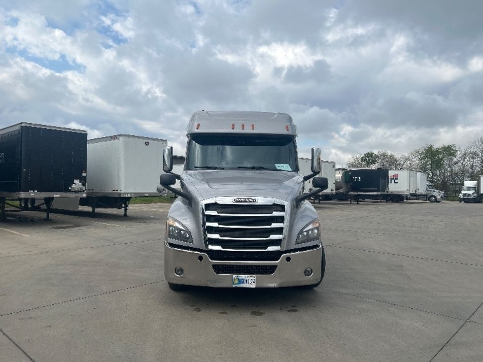 Sleeper Tractor-Heavy Duty Tractors-Freightliner-2020-T12664ST-Goshen-IN-521,703\n\t\tmiles-$ 51,250 - Image 2