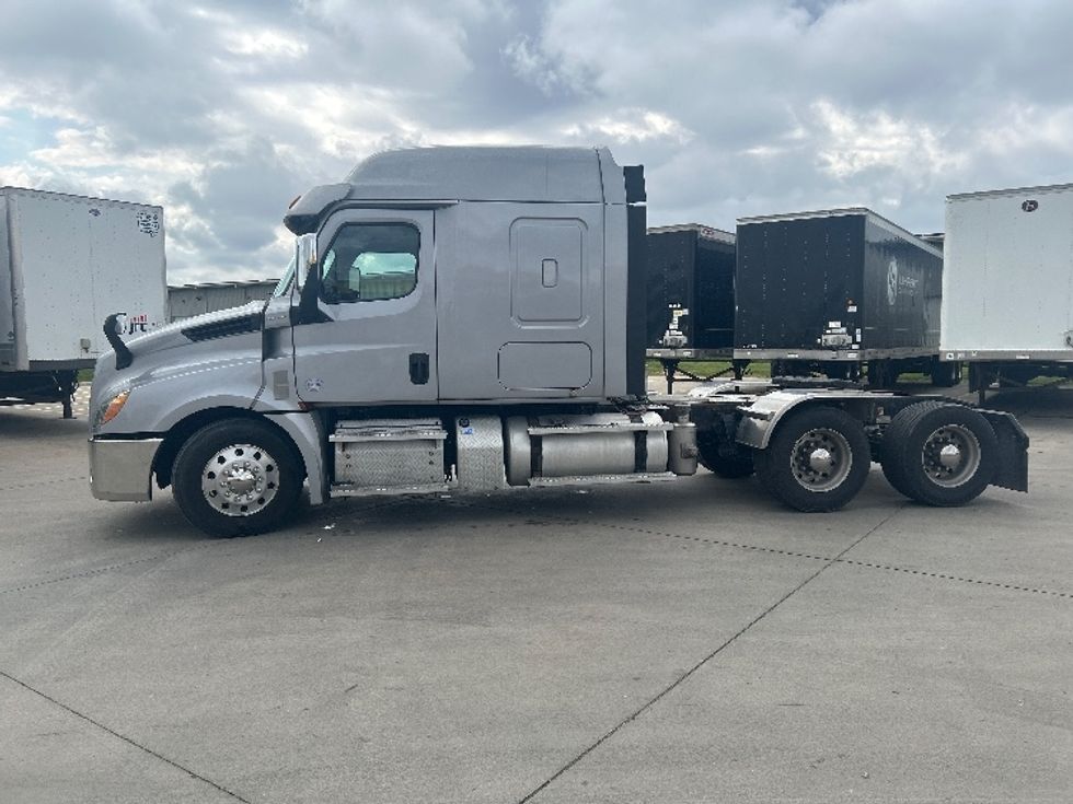 Sleeper Tractor-Heavy Duty Tractors-Freightliner-2020-T12664ST-Goshen-IN-521,703\n\t\tmiles-$ 51,250 - Image 4