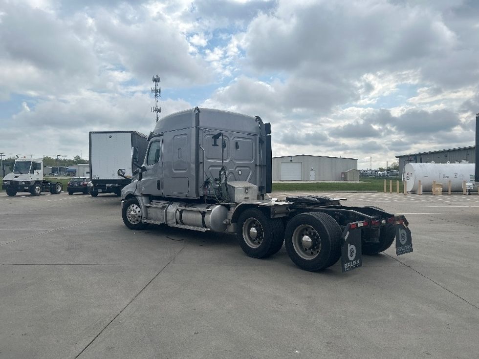 Sleeper Tractor-Heavy Duty Tractors-Freightliner-2020-T12664ST-Goshen-IN-521,703\n\t\tmiles-$ 51,250 - Image 5