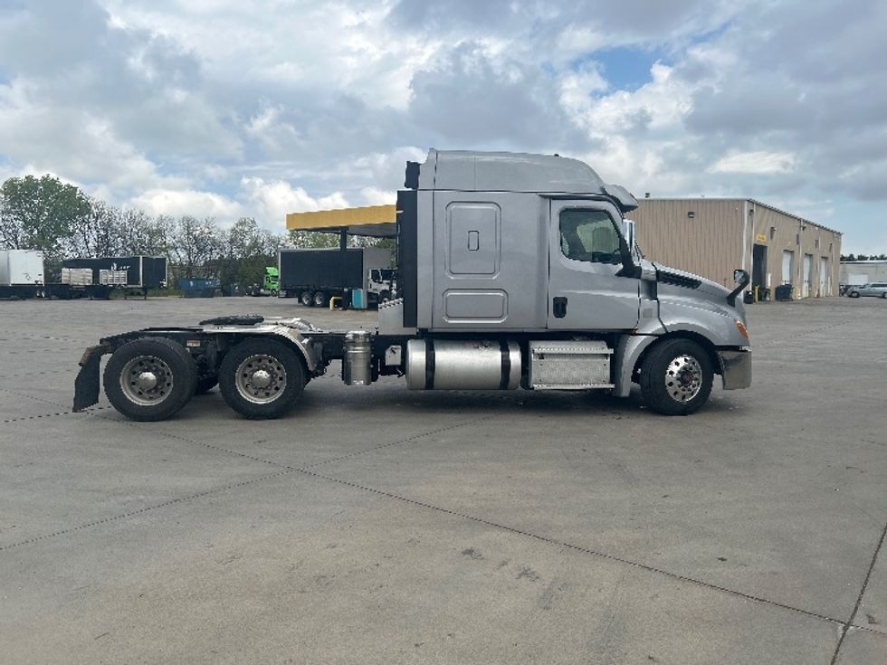 Sleeper Tractor-Heavy Duty Tractors-Freightliner-2020-T12664ST-Goshen-IN-521,703\n\t\tmiles-$ 51,250 - Image 8