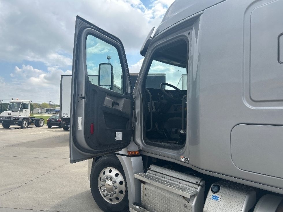 Sleeper Tractor-Heavy Duty Tractors-Freightliner-2020-T12664ST-Goshen-IN-521,703\n\t\tmiles-$ 51,250 - Image 9
