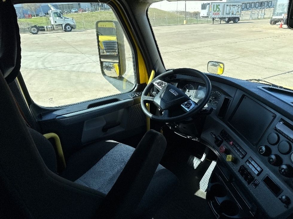 Sleeper Tractor-Heavy Duty Tractors-Freightliner-2020-T12664ST-Grand Prairie-TX-349,842\n\t\tmiles-$ 66,750 - Image 10