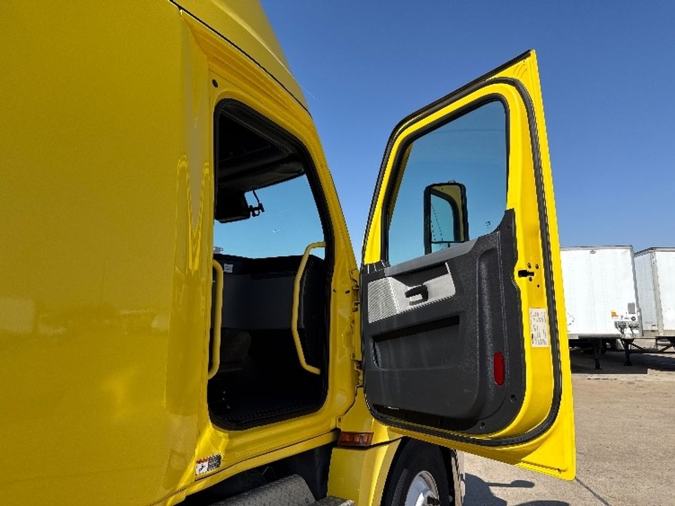 Sleeper Tractor-Heavy Duty Tractors-Freightliner-2020-T12664ST-Grand Prairie-TX-349,842\n\t\tmiles-$ 66,750 - Image 13