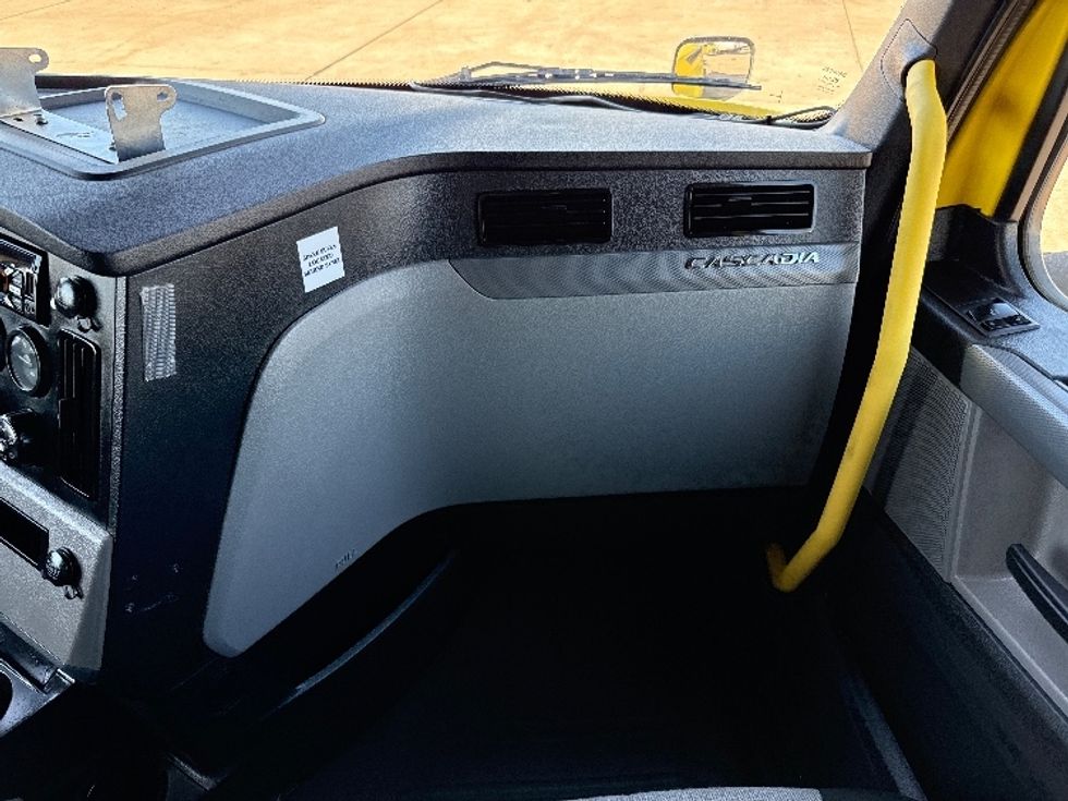 Sleeper Tractor-Heavy Duty Tractors-Freightliner-2020-T12664ST-Grand Prairie-TX-349,842\n\t\tmiles-$ 66,750 - Image 14