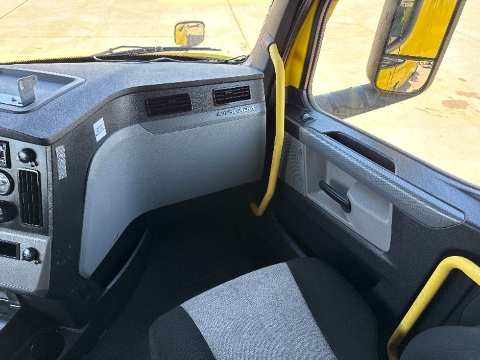 Sleeper Tractor-Heavy Duty Tractors-Freightliner-2020-T12664ST-Grand Prairie-TX-349,842\n\t\tmiles-$ 66,750 - Image 15