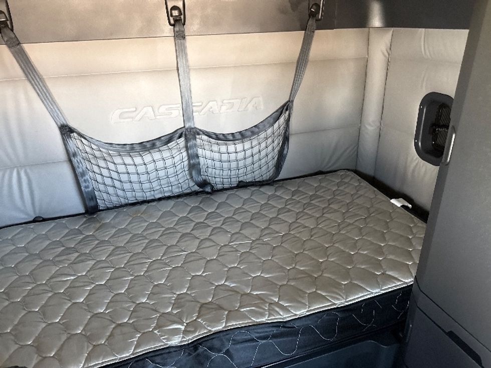 Sleeper Tractor-Heavy Duty Tractors-Freightliner-2020-T12664ST-Grand Prairie-TX-349,842\n\t\tmiles-$ 66,750 - Image 17