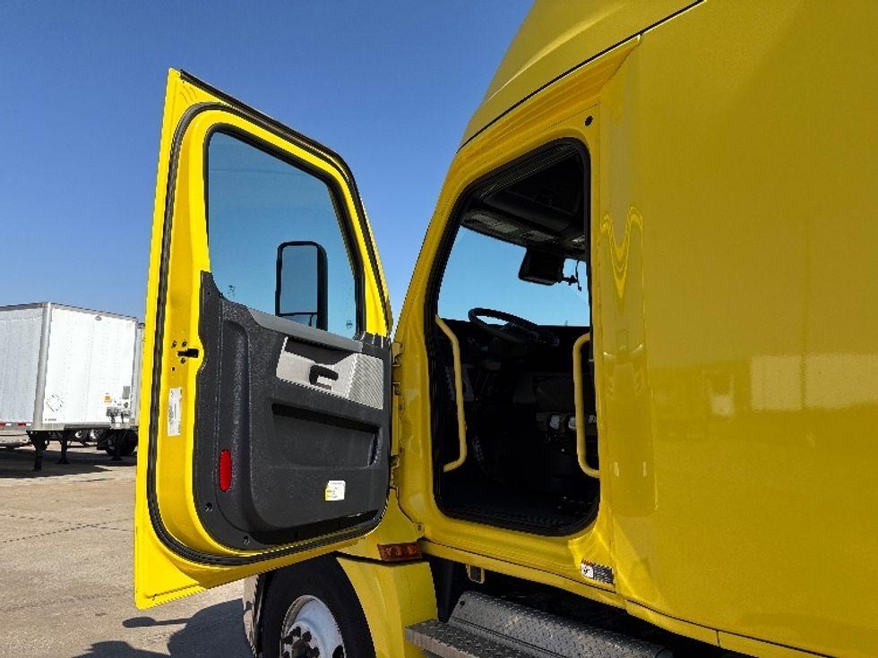 Sleeper Tractor-Heavy Duty Tractors-Freightliner-2020-T12664ST-Grand Prairie-TX-349,842\n\t\tmiles-$ 66,750 - Image 9